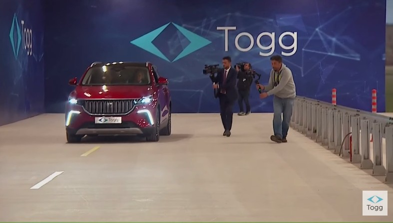 Bursa'da 60 yıllık hayal gerçek oldu! Togg'un ilk aracı banttan indi