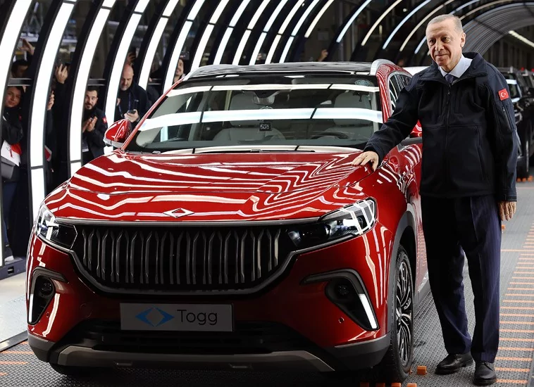 Bursa'da 60 yıllık hayal gerçek oldu! Togg'un ilk aracı banttan indi