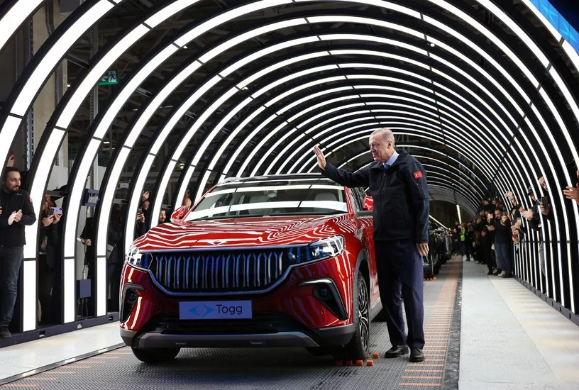 Bursa'da 60 yıllık hayal gerçek oldu! Togg'un ilk aracı banttan indi
