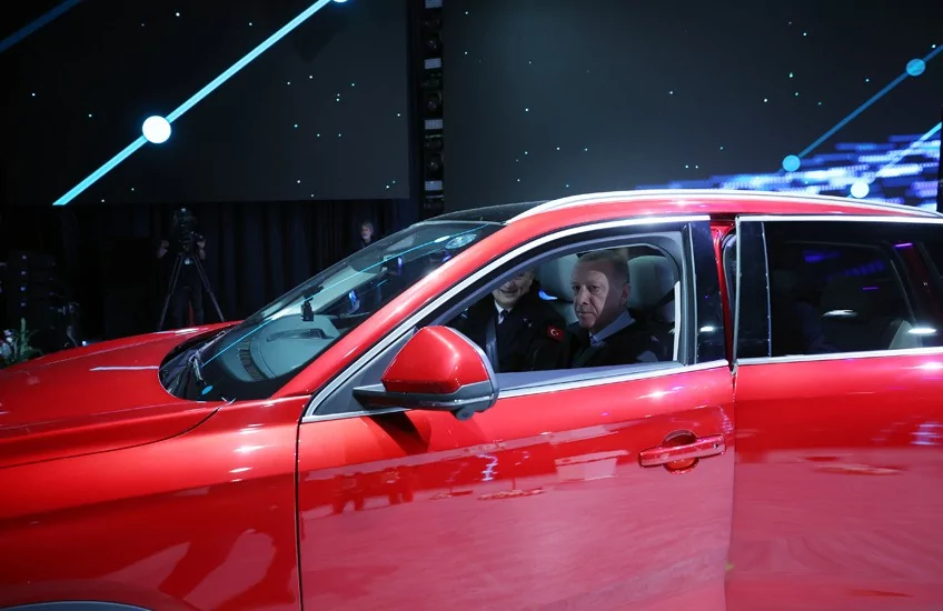 Bursa'da 60 yıllık hayal gerçek oldu! Togg'un ilk aracı banttan indi