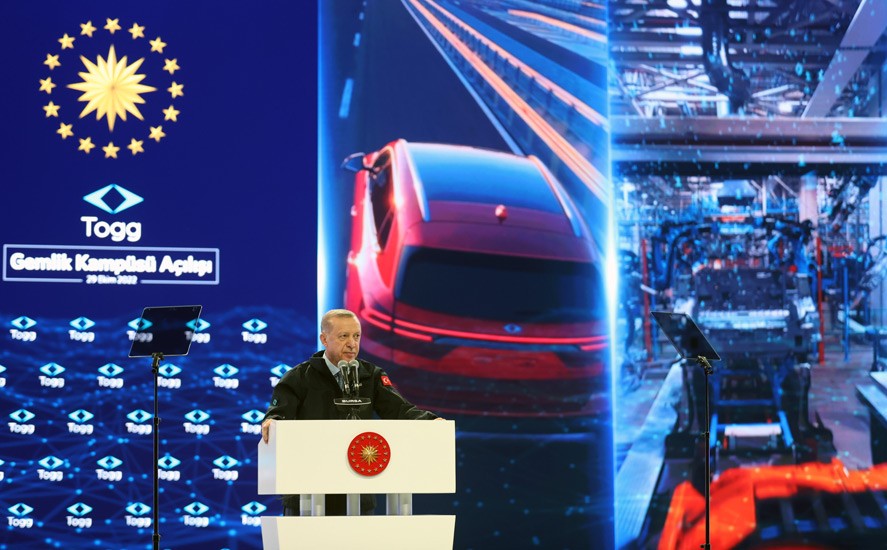 Bursa'da 60 yıllık hayal gerçek oldu! Togg'un ilk aracı banttan indi