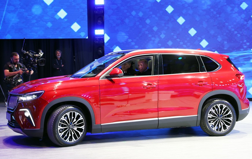 Bursa'da 60 yıllık hayal gerçek oldu! Togg'un ilk aracı banttan indi