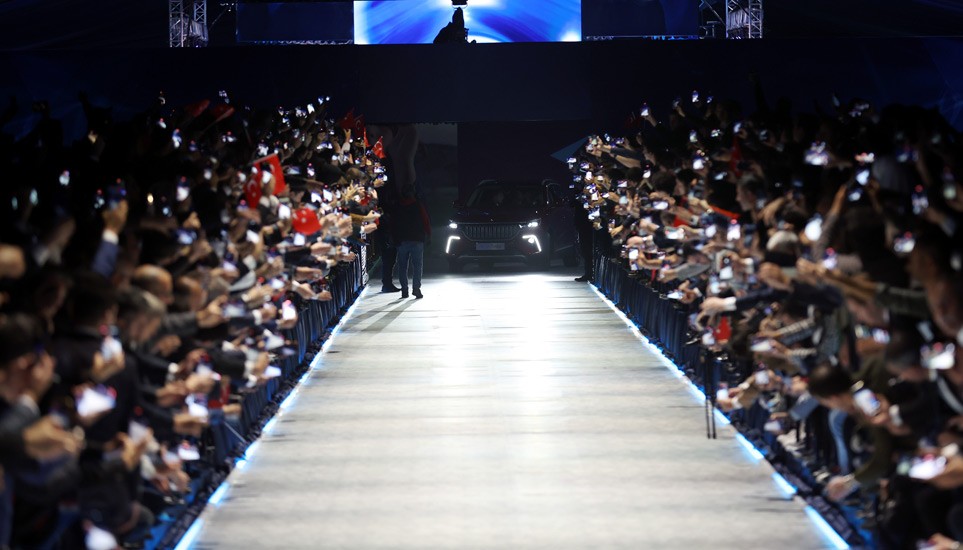 Bursa'da 60 yıllık hayal gerçek oldu! Togg'un ilk aracı banttan indi