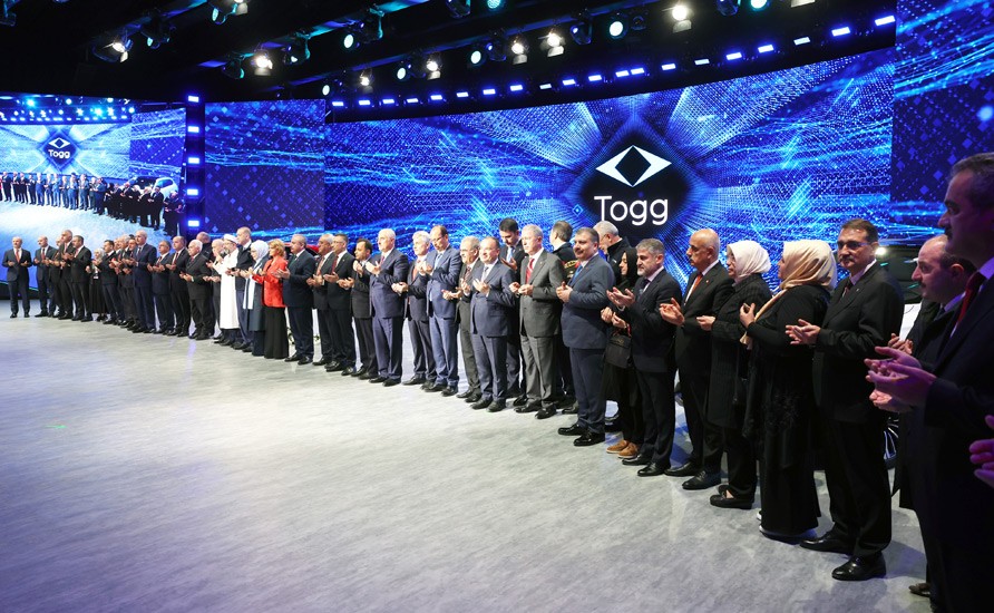 Bursa'da 60 yıllık hayal gerçek oldu! Togg'un ilk aracı banttan indi