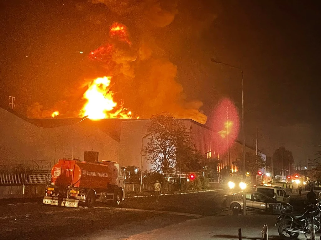 Bursa'daki tekstil fabrikası alevlere teslim! İşte olay yerinden ilk fotoğraflar
