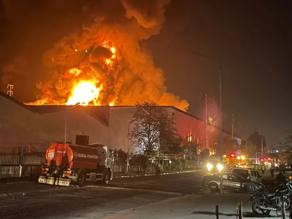 Bursa'daki tekstil fabrikası alevlere teslim! İşte olay yerinden ilk fotoğraflar