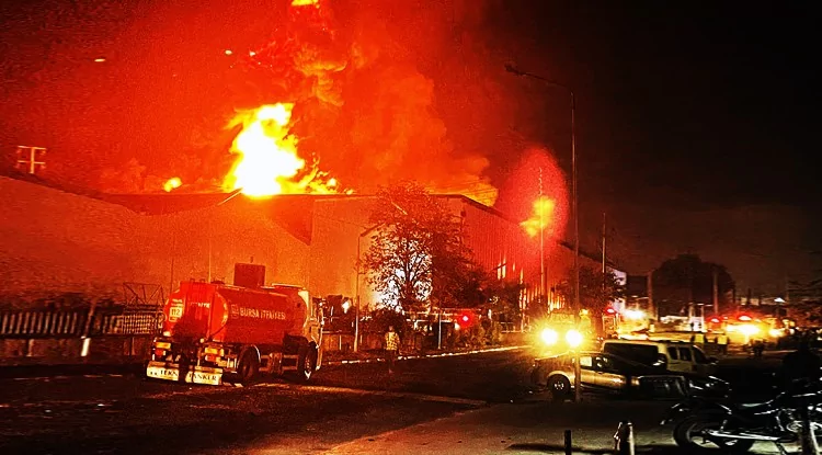 Bursa'daki tekstil fabrikası alevlere teslim! İşte olay yerinden ilk fotoğraflar
