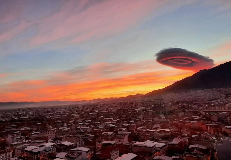 Bursa'da UFO görünümlü bulut