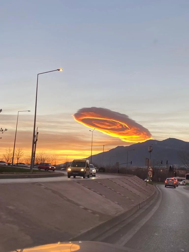 Bursa'da UFO görünümlü bulut