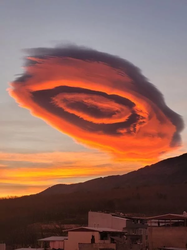 Bursa'da UFO görünümlü bulut