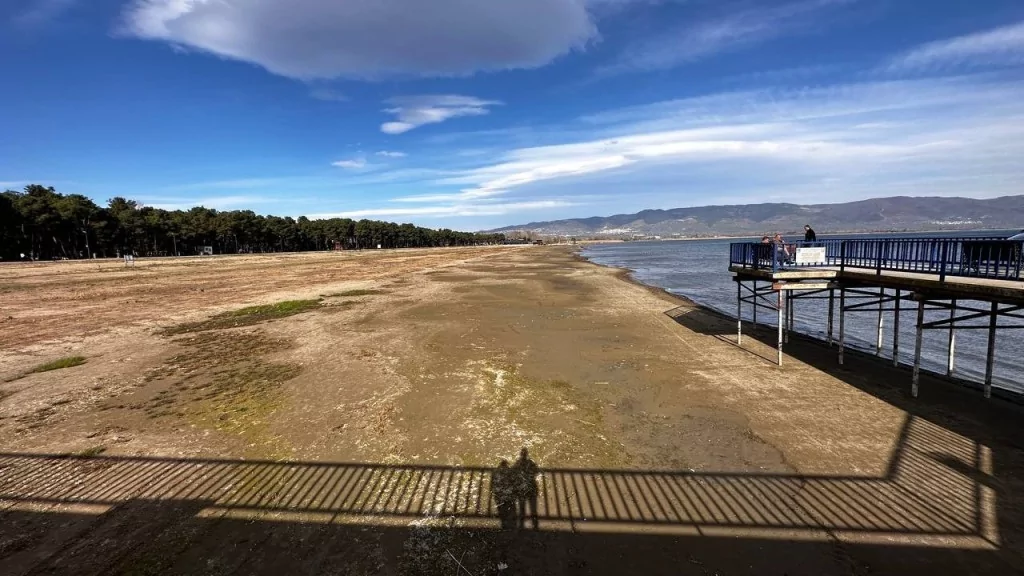 Bursa'da kuraklık alarmı! İznik Gölü 400 metre çekildi, iskele karada kaldı