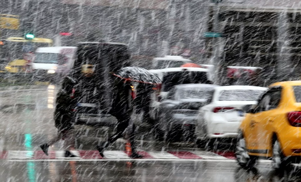 Bursa'da kar sevinci! Kent merkezi beyaza büründü