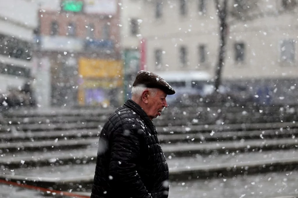 Bursa'da kar sevinci! Kent merkezi beyaza büründü