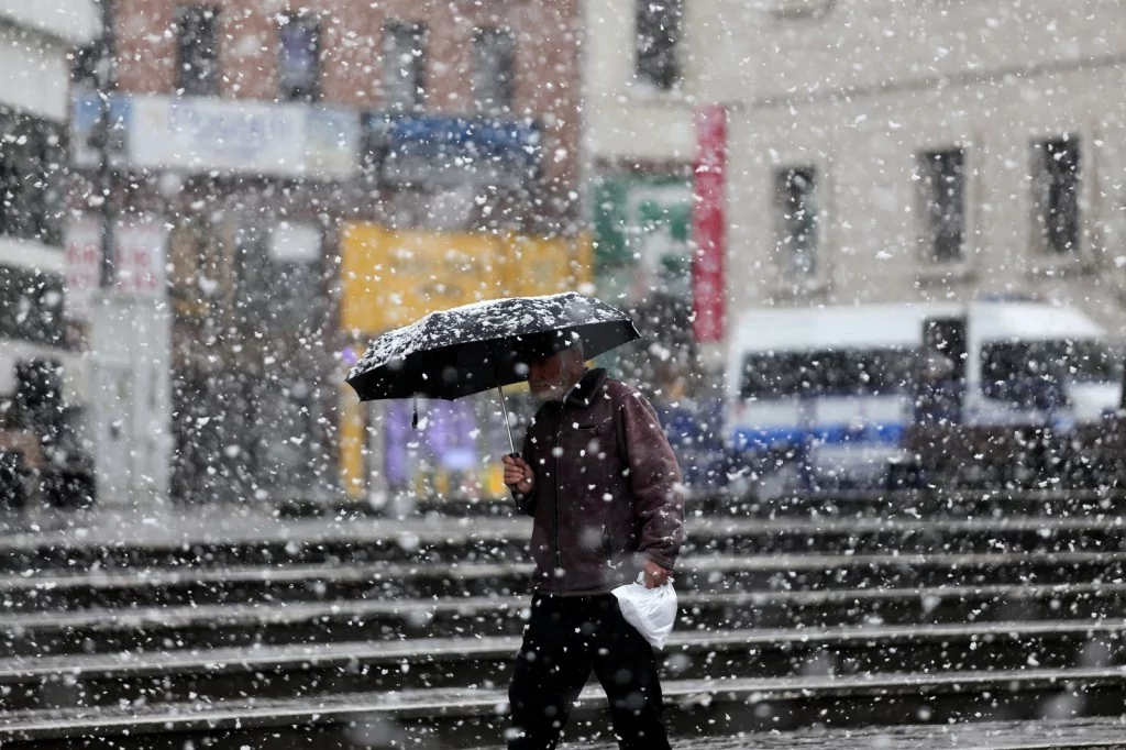 Bursa'da kar sevinci! Kent merkezi beyaza büründü