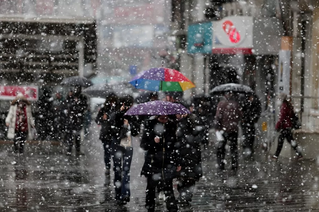 Bursa'da kar sevinci! Kent merkezi beyaza büründü