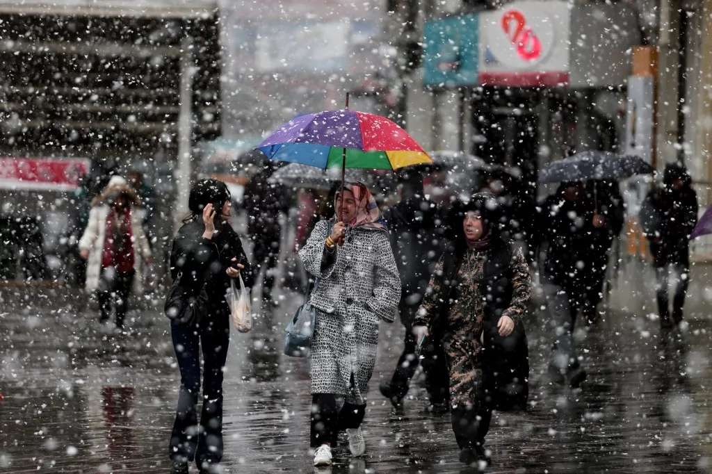 Bursa'da kar sevinci! Kent merkezi beyaza büründü