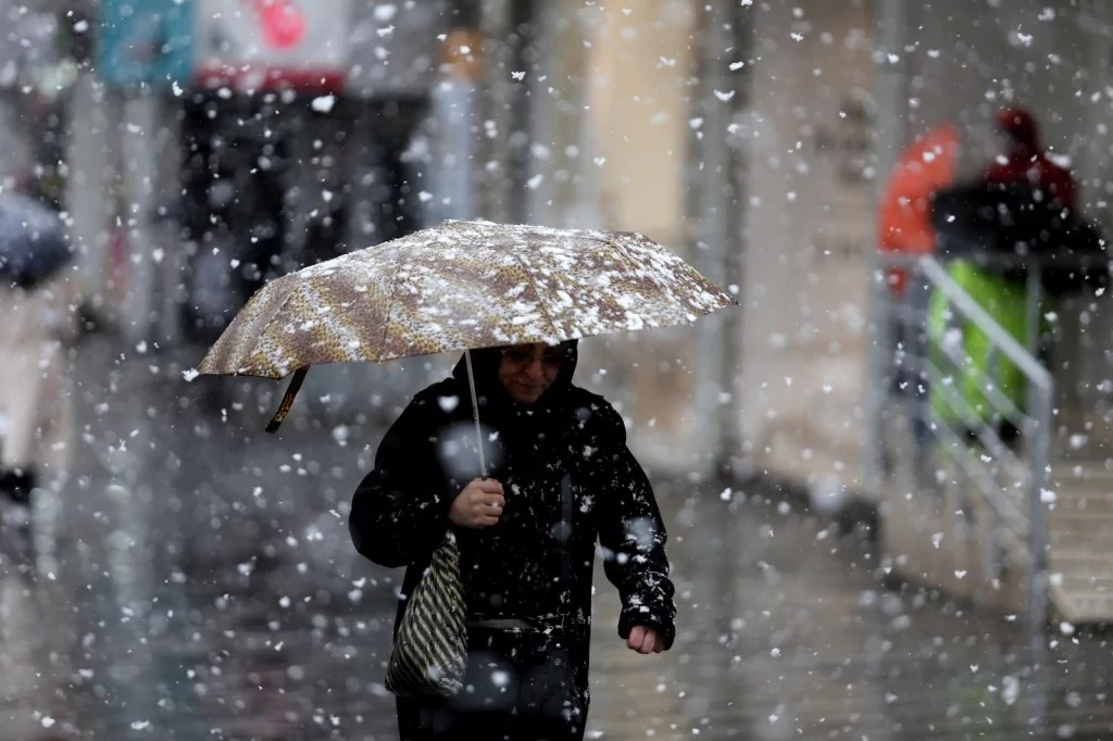 Bursa'da kar sevinci! Kent merkezi beyaza büründü
