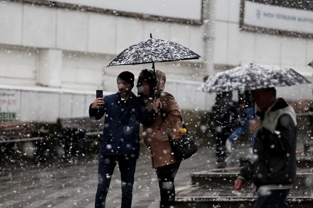 Bursa'da kar sevinci! Kent merkezi beyaza büründü