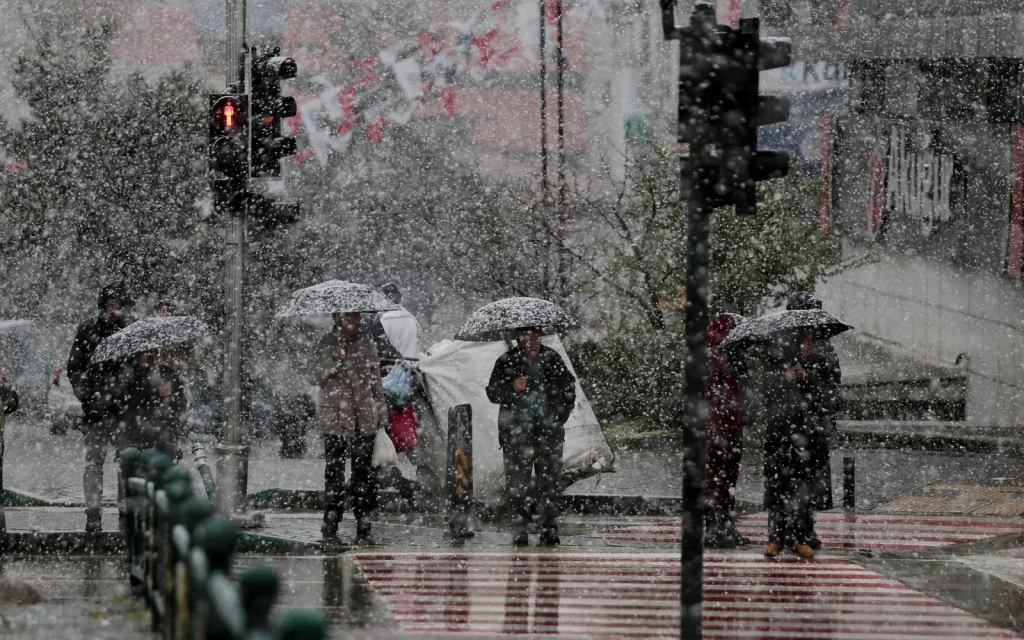 Bursa'da kar sevinci! Kent merkezi beyaza büründü