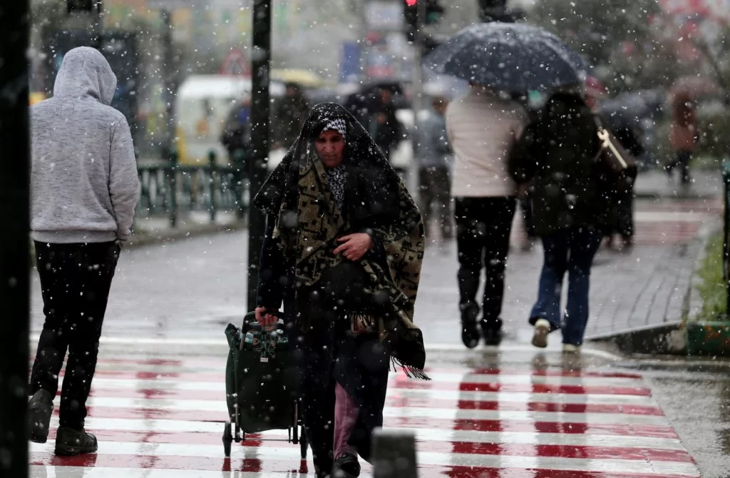 Bursa'da kar sevinci! Kent merkezi beyaza büründü