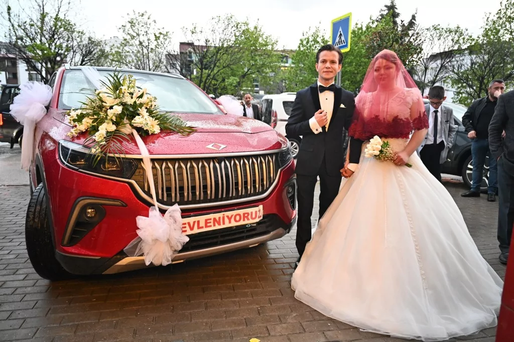 Bursa'nın yerlisi Togg, gelin arabası oldu