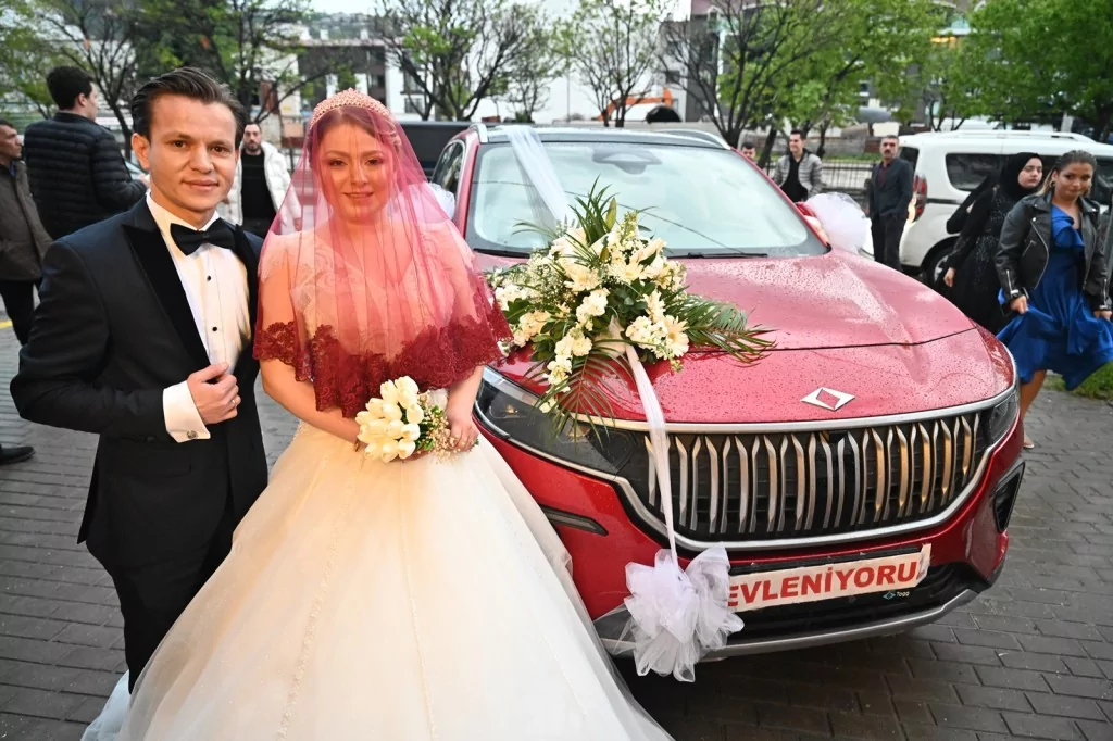 Bursa'nın yerlisi Togg, gelin arabası oldu