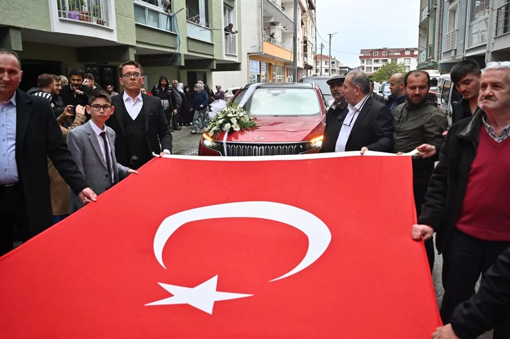 Bursa'nın yerlisi Togg, gelin arabası oldu