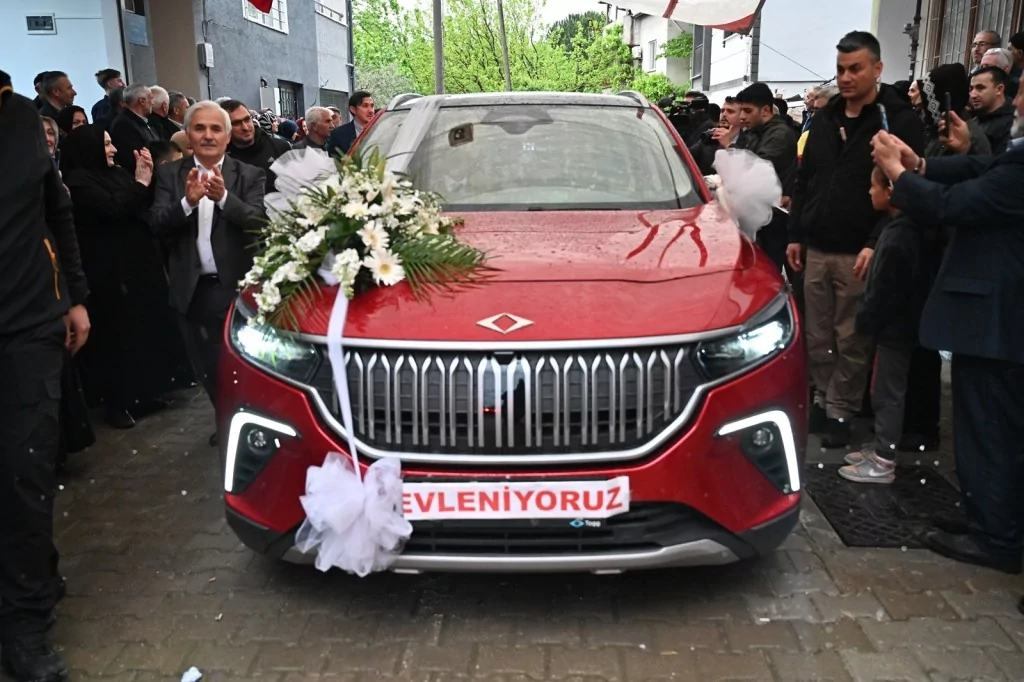 Bursa'nın yerlisi Togg, gelin arabası oldu