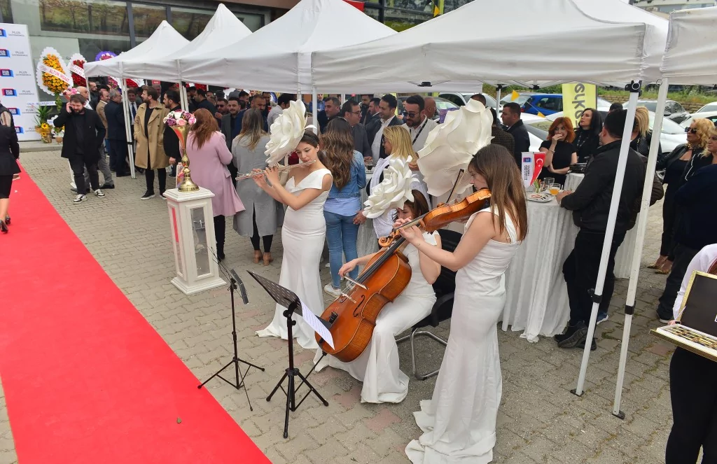 Dialog Plus Gayrimenkul'e görkemli açılış