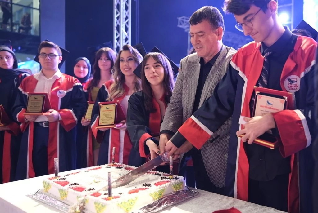 Sınav Okulları'nda mezuniyet coşkusu