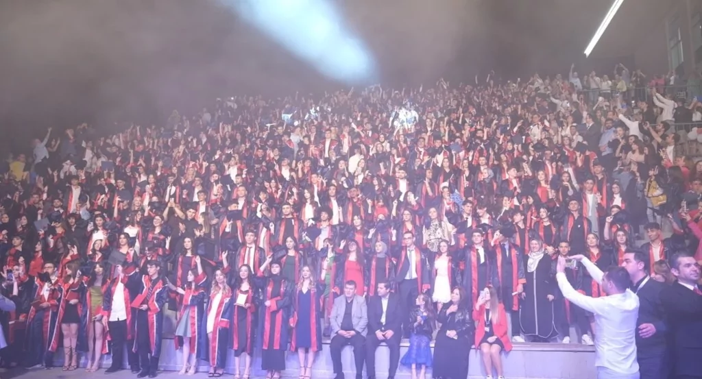 Sınav Okulları'nda mezuniyet coşkusu