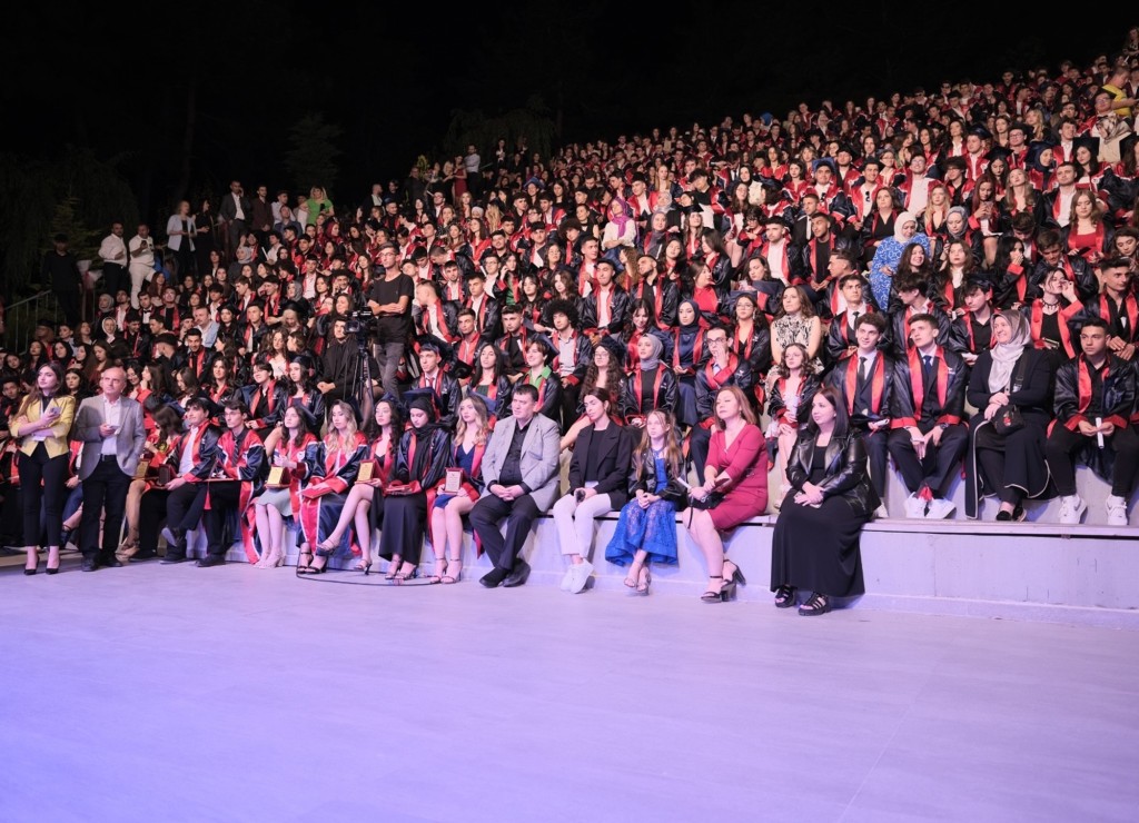 Sınav Okulları'nda mezuniyet coşkusu