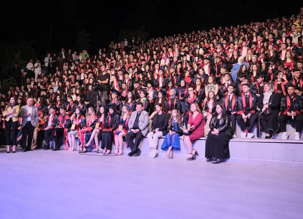 Sınav Okulları'nda mezuniyet coşkusu