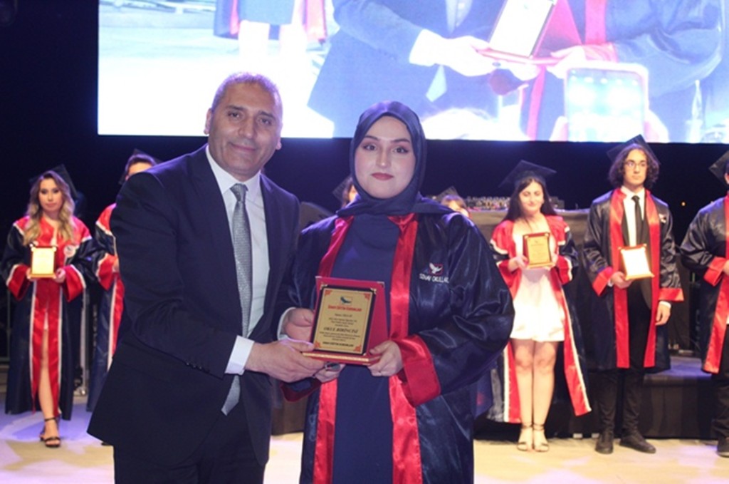 Sınav Okulları'nda mezuniyet coşkusu