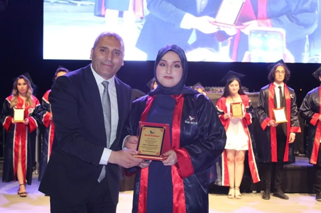 Sınav Okulları'nda mezuniyet coşkusu