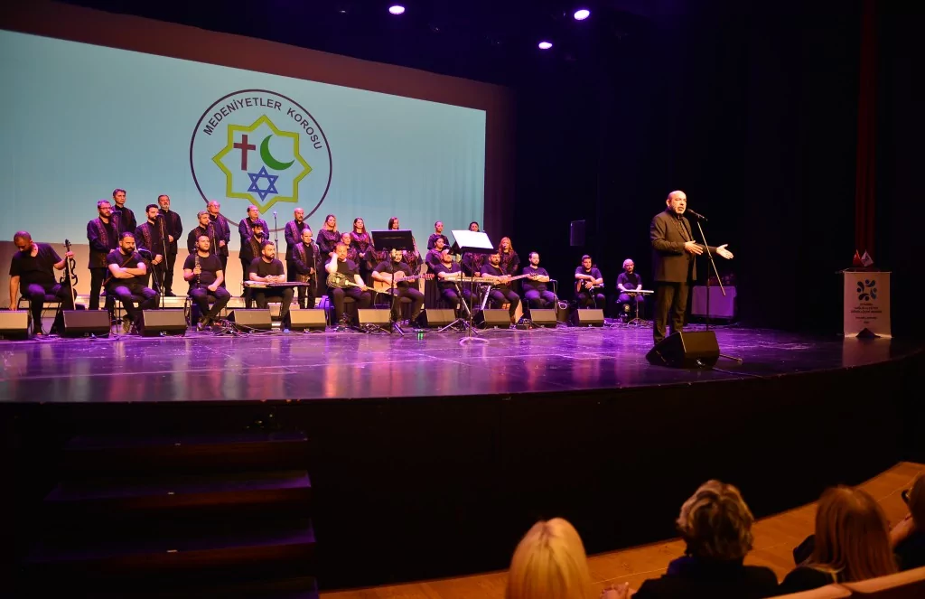 Antakya Medeniyetler Korosu depremzedeler için söyledi