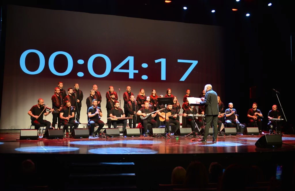 Antakya Medeniyetler Korosu depremzedeler için söyledi