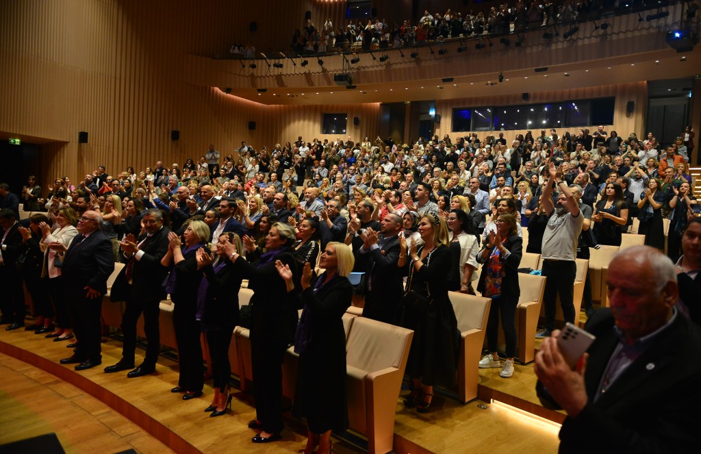 Antakya Medeniyetler Korosu depremzedeler için söyledi