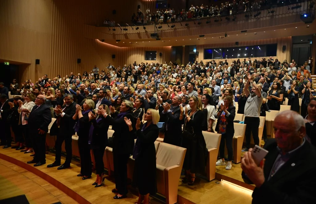 Antakya Medeniyetler Korosu depremzedeler için söyledi