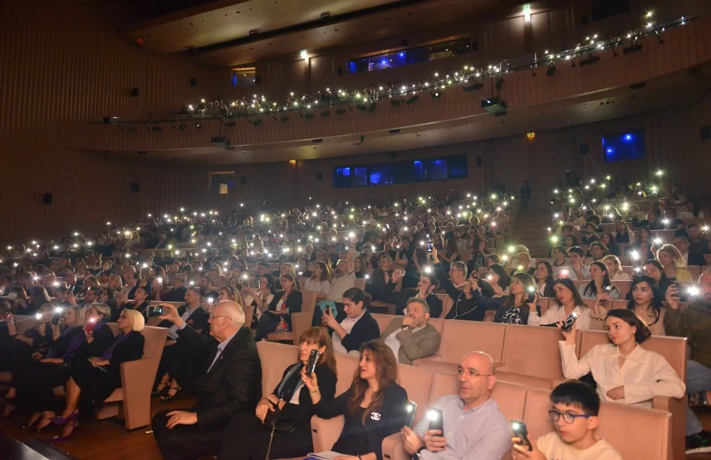 Antakya Medeniyetler Korosu depremzedeler için söyledi