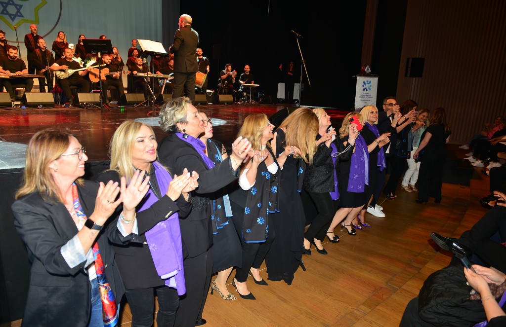 Antakya Medeniyetler Korosu depremzedeler için söyledi