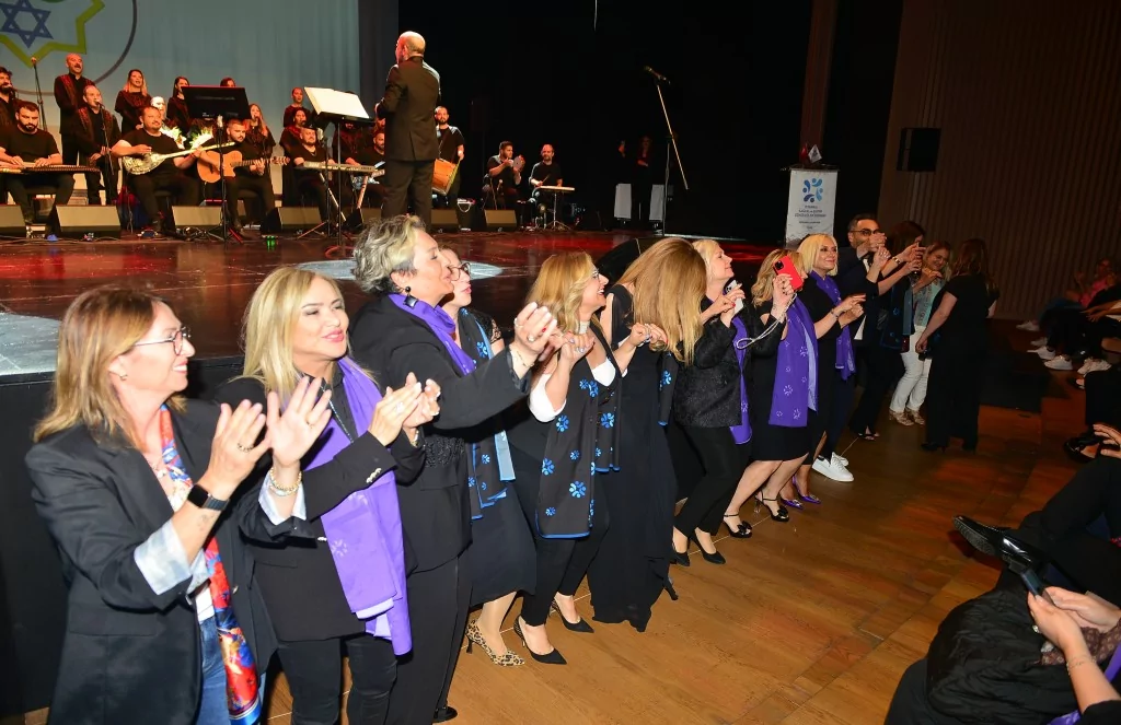 Antakya Medeniyetler Korosu depremzedeler için söyledi