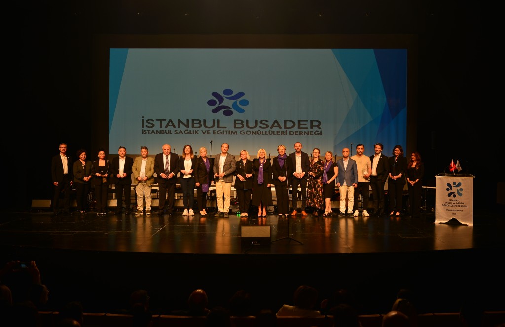 Antakya Medeniyetler Korosu depremzedeler için söyledi