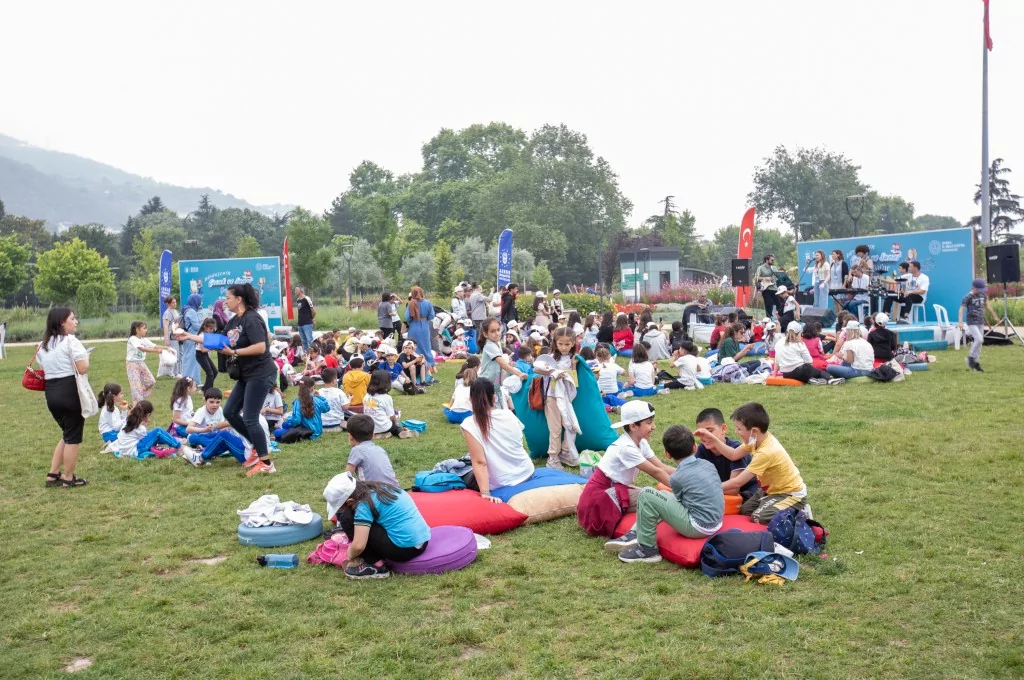 Eğitim dönemine renkli final