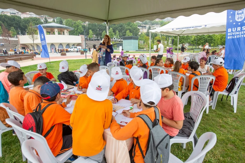 Eğitim dönemine renkli final