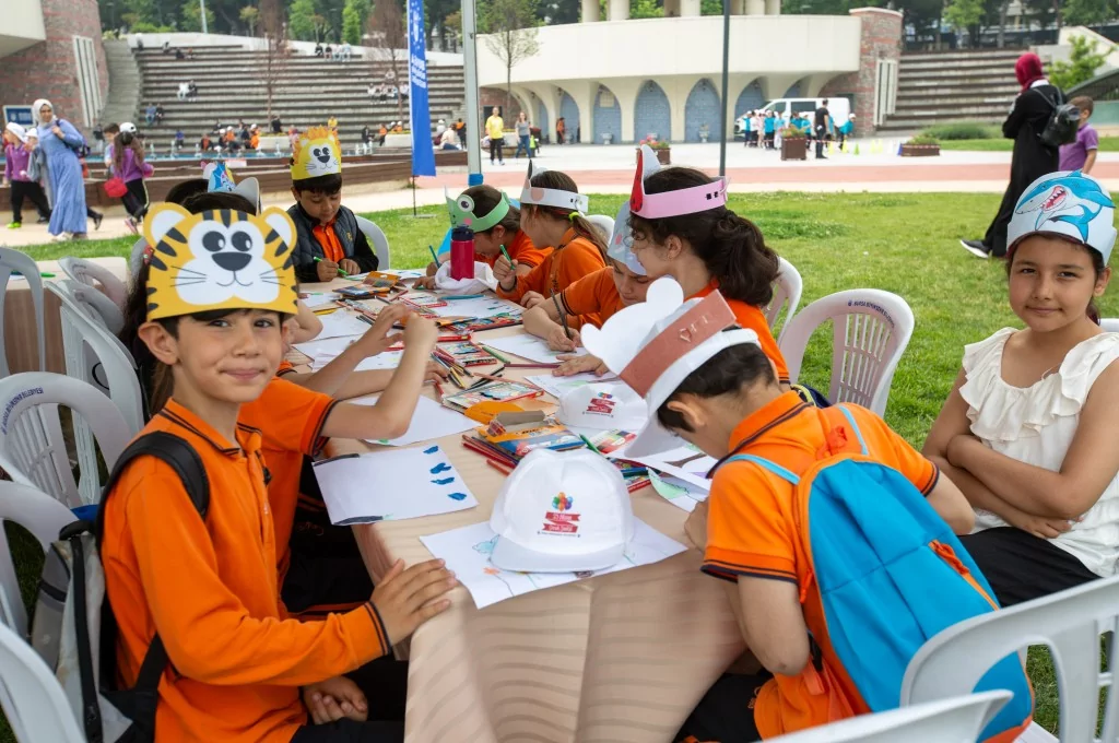 Eğitim dönemine renkli final