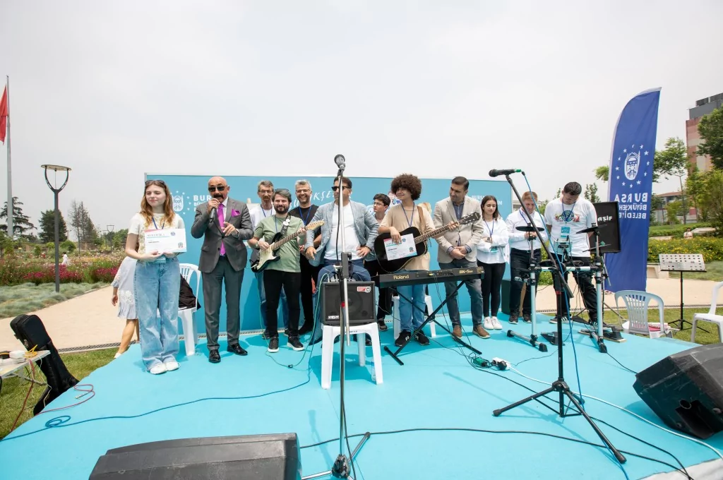 Eğitim dönemine renkli final