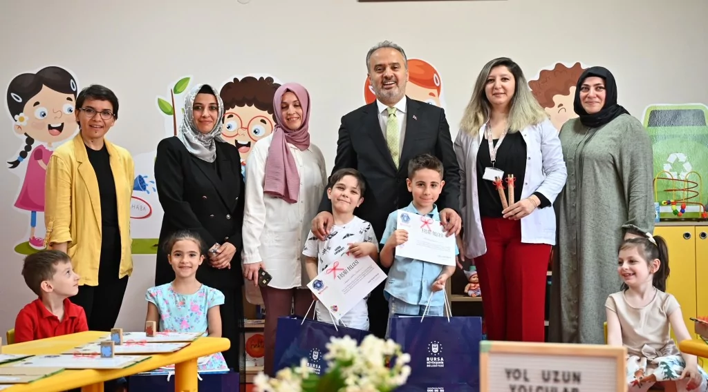 Bursa'da Ana Kucağı öğrencileri karnelerini aldı