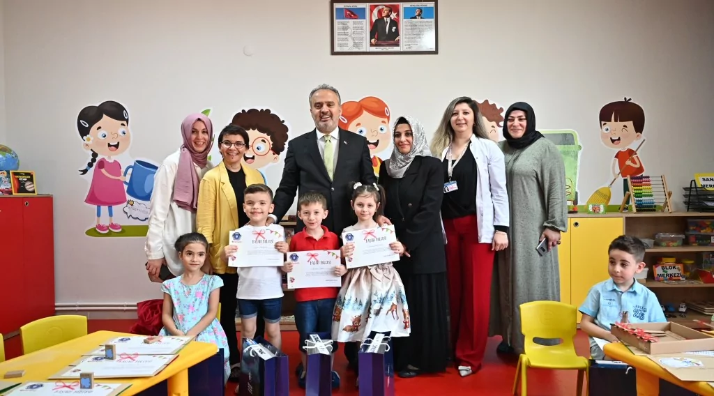 Bursa'da Ana Kucağı öğrencileri karnelerini aldı