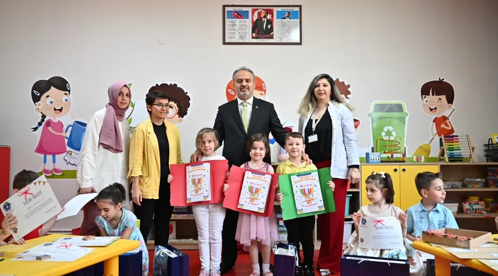 Bursa'da Ana Kucağı öğrencileri karnelerini aldı